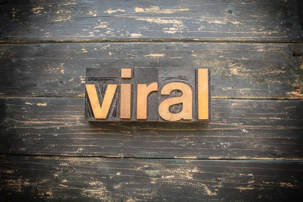 Viral 这个词 用老式木刻字体写在复古的乡村背景上 — 图库照片