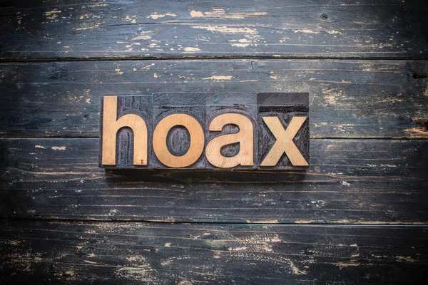 ヴィンテージの木の活版印刷タイプで書かれた Hoax という言葉は 素朴な背景にあります — ストック写真