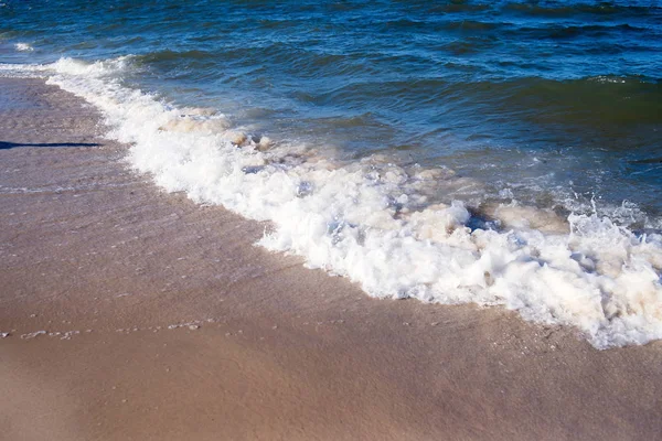 空旷的大海 波涛汹涌的海滩 — 图库照片