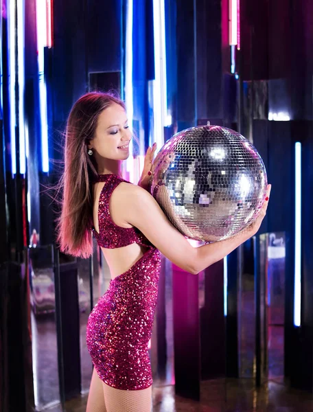 Aantrekkelijk Meisje Met Spiegel Disco Bal Nacht Muziek Club — Stockfoto