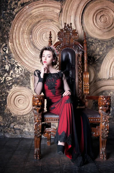 Королева Червоній Сукні Сидить Троні Символ Влади — стокове фото