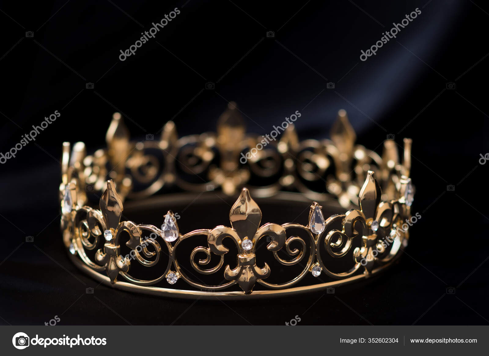 Crown black background Stock Photos, Royalty Free Crown black background  Images | Depositphotos