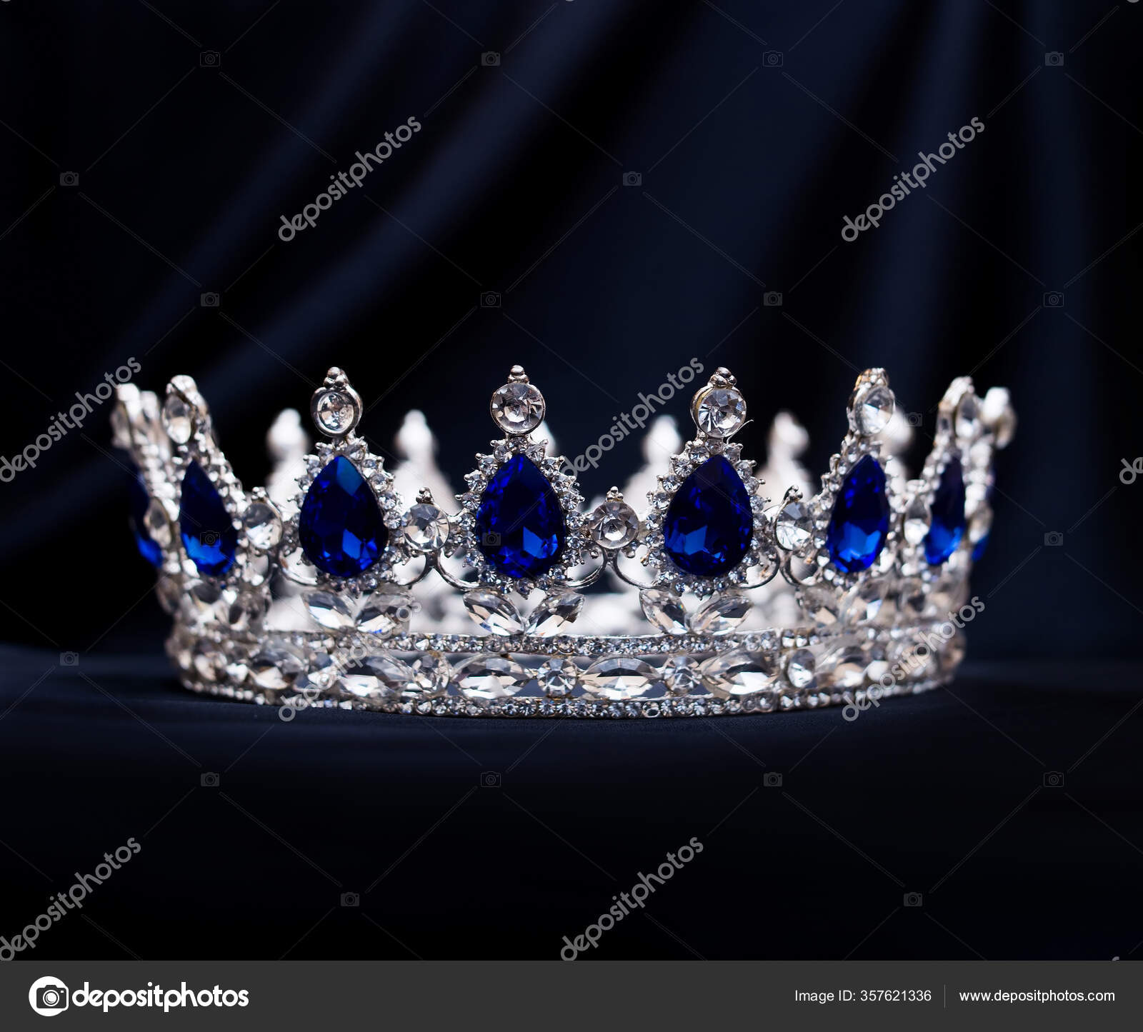 picture White Crown With Black Background depositphotos