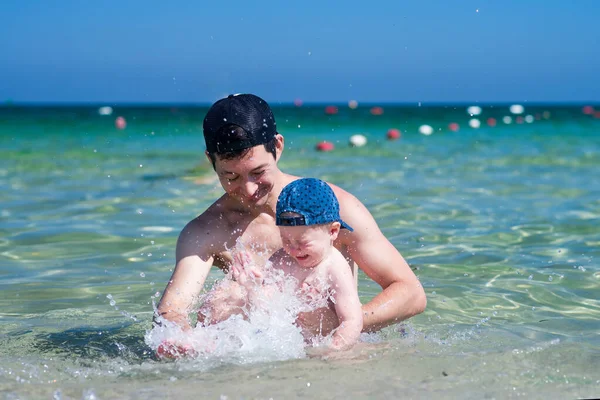 Ojciec Synem Pływanie Morzu Podróże Lato — Zdjęcie stockowe