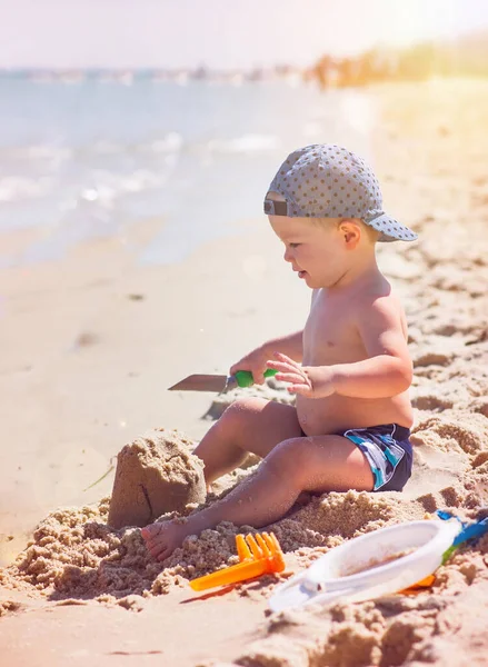 Chłopiec Bawi Się Plaży Piaskowym Morzu Lato — Zdjęcie stockowe