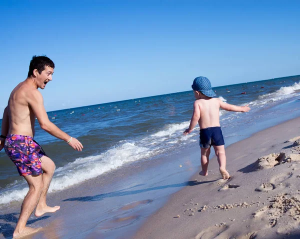 아버지와아 모래를 해변을 달리고 — 스톡 사진