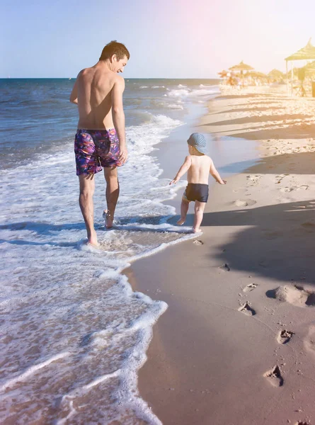 아버지와아 모래를 해변을 달리고 — 스톡 사진