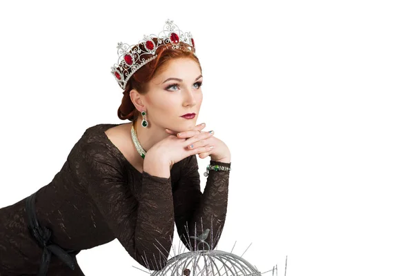 白い背景に隔離された赤い王冠の女王 — ストック写真