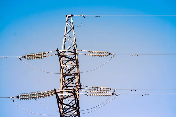 Γραμμές Ηλεκτρικής Ενέργειας Κάτω Από Έναν Γαλάζιο Ουρανό — Φωτογραφία Αρχείου