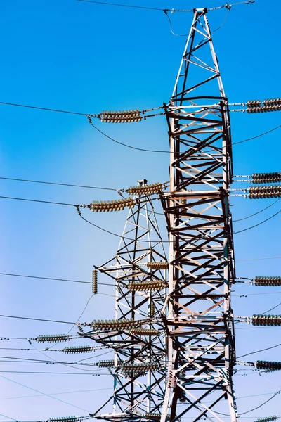 Γραμμές Ηλεκτρικής Ενέργειας Κάτω Από Έναν Γαλάζιο Ουρανό — Φωτογραφία Αρχείου