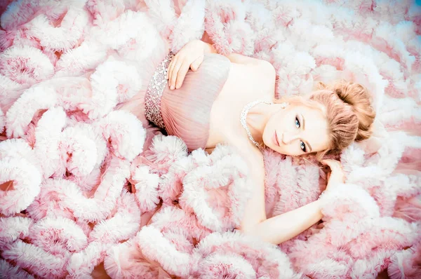 Retrato Modelo Deitado Moda Vestido Nuvem Rosa Bege — Fotografia de Stock