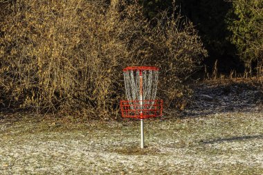 Parktaki disk golfü sepeti