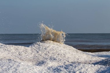Kışın, Michigan Gölü dalgaları Wisconsin sahilinde buz bariyeri oluşturur.