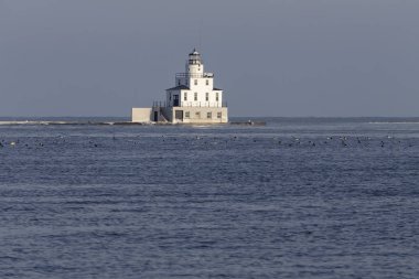 Manitowoc Nehri 'nin ağzında Wisconsin' de Michigan Gölü 'ne doğru bir deniz feneri.
