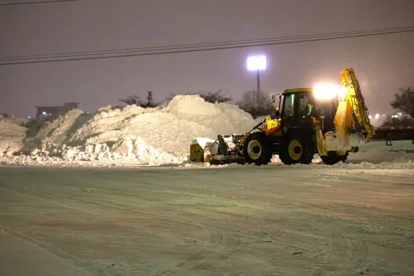 Manitowoc, Wi Usa 18 Ocak 2020: Gece kar temizliği otoparktan 