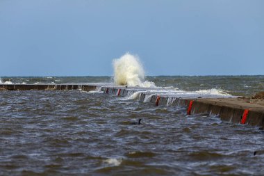 Michigan Gölü 'nün dalgaları Wisconsin limanında bir bariyere çarptı.