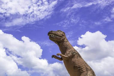 Dinozor heykeli mavi gökyüzü ile