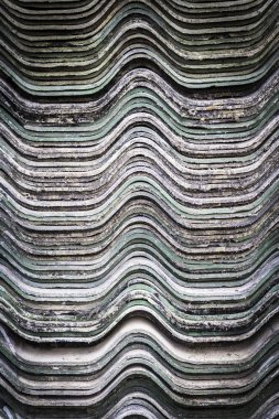 Eski kiremit yığını