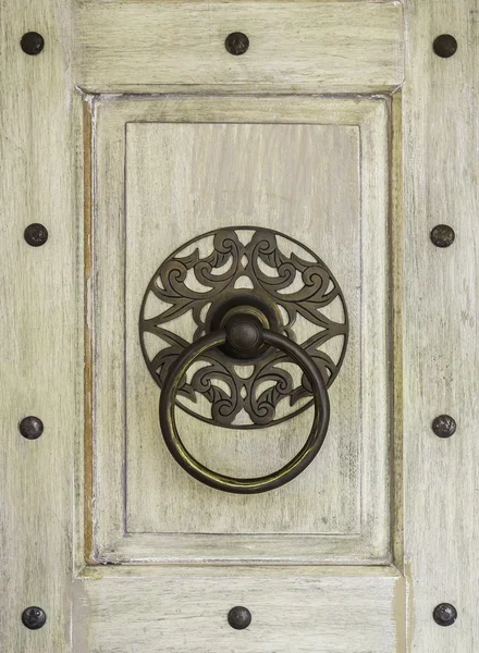 Hang door knocker metal on wooden — Stockfoto