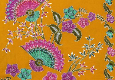 Pembe fanlar ve turuncu batik kumaş çiçekler