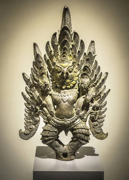 Garuda pakte Naga (Royal voertuig accessoire), beeldhouwkunst — Stockfoto