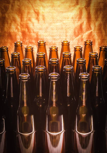Rader av brunfärg tomma flaskor öl Stockbild