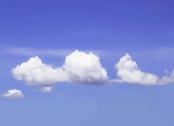 Пушистые облака на фоне — стоковое фото