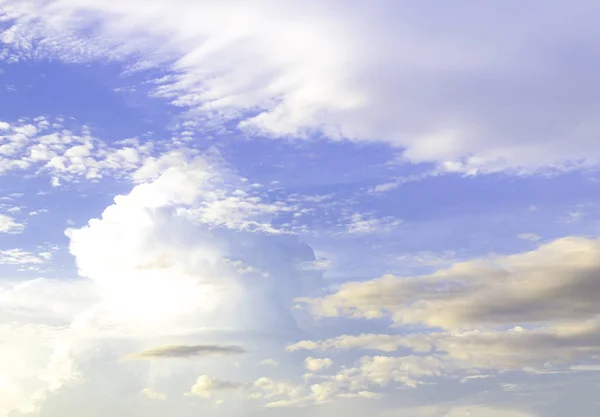 Ciel bleu avec nuages duveteux — Photo