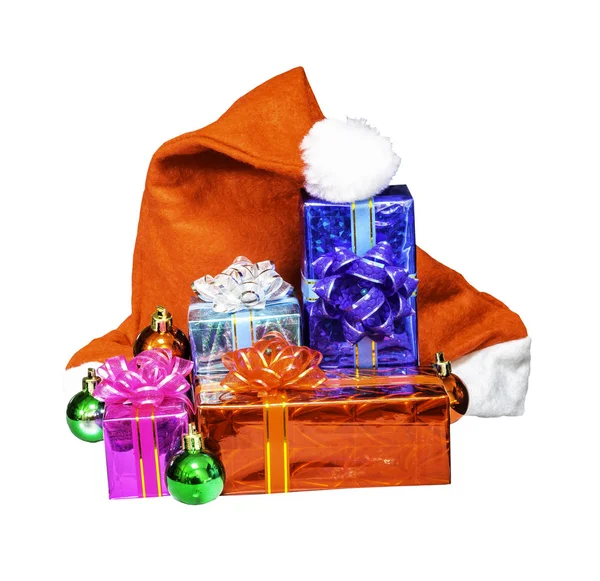 Caixa de presentes e chapéu de Santa Claus isolado — Fotografia de Stock
