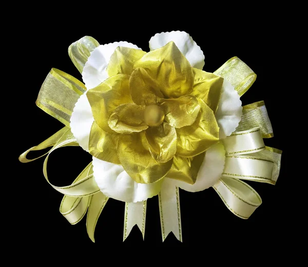 金黄色人造花卉和丝带被隔离 — 图库照片