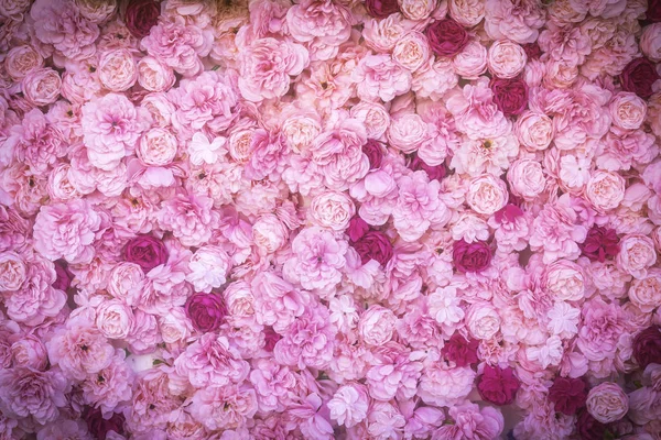 Vackra konstgjorda rosa blommor Stockbild