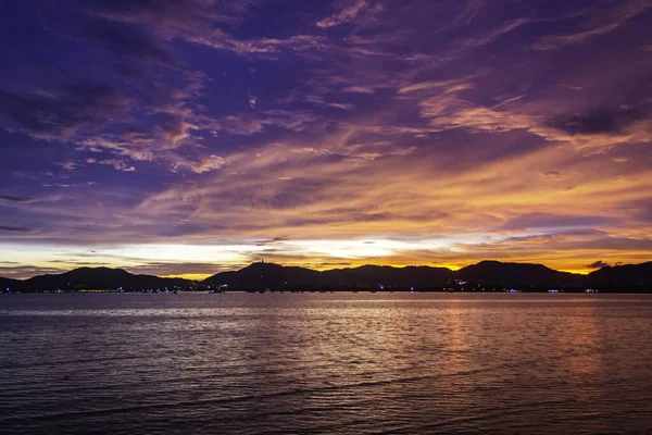 Hermosa Puesta Sol Crepúsculo Sobre Fondo Montaña —  Fotos de Stock