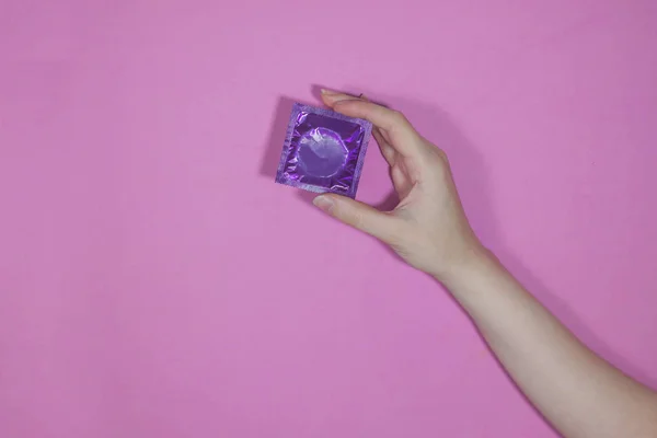 Kondom Der Hand Auf Farbigem Hintergrund Bequemer Sex Geschützter Sex — Stockfoto