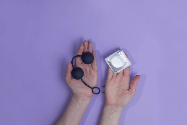 Analkugeln Und Kondome Den Händen Auf Farbigem Hintergrund Ansicht Von — Stockfoto