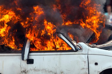 Yanan araba araba - egzersiz itfaiye yanan