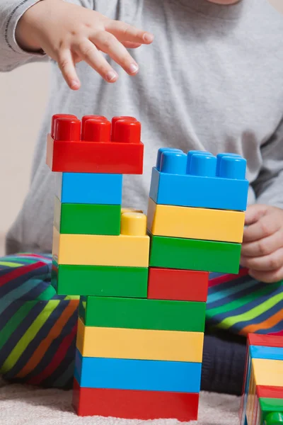 Spelen van kleine jongen met gekleurde blokjes — Stockfoto