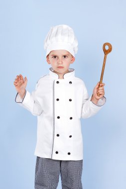 Küçük bir oğlan salatası, yapma şef aşçı sebze yemek olarak