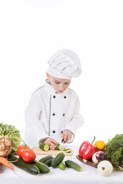 Küçük bir oğlan salatası, yapma şef aşçı sebze yemek olarak — Stok fotoğraf