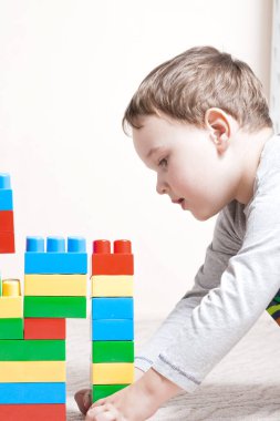 Renkli küpler ile küçük çocuk