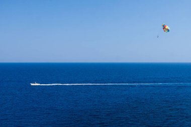 Kayalık sahil Yunanistan ile Kolymbia plaj.