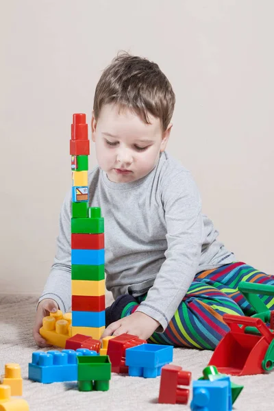 Jugando niño con cubos de colores —  Fotos de Stock