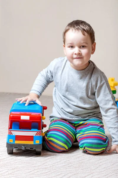 Играть в маленького мальчика с цветными кубиками — стоковое фото