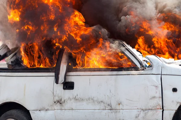 Καίγοντας αυτοκίνητο καίγοντας αυτοκί - άσκηση πυροσβέστες — Φωτογραφία Αρχείου