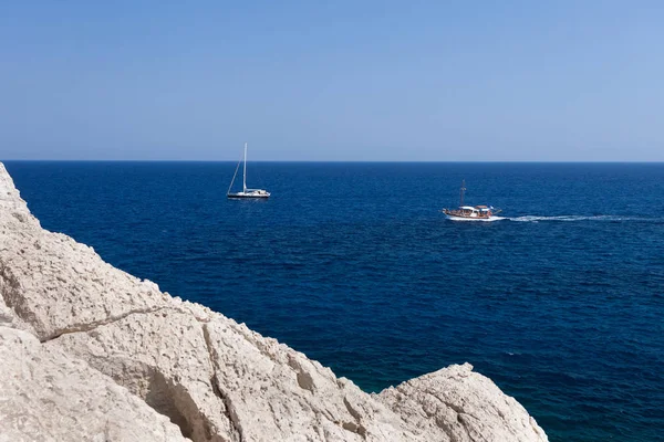 Kolymbia stranden med den klippiga kusten i Grekland. — Stockfoto