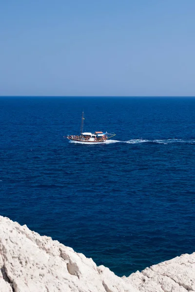 Kayalık sahil Yunanistan ile Kolymbia plaj. — Stok fotoğraf