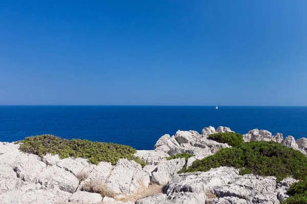 Playa de Kolymbia con la costa rocosa en Grecia . —  Fotos de Stock
