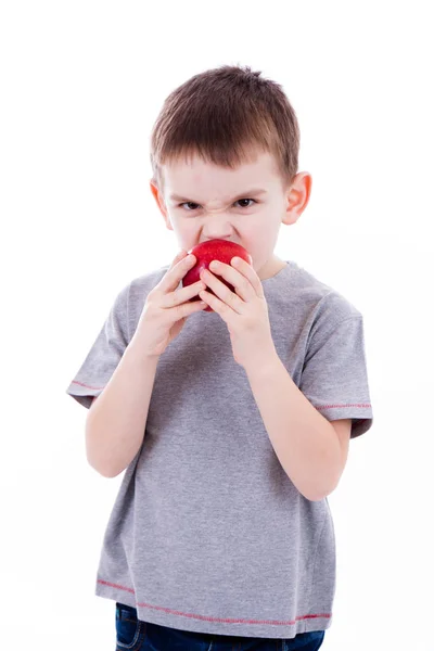 Маленький мальчик с едой изолированы на белом фоне - яблоко или кекс — стоковое фото