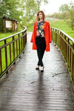 Yağmur doğa sonra genç çekici kadın