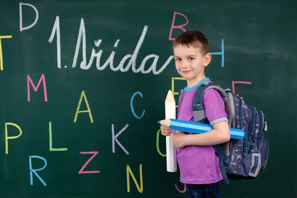 The boy goes to the first class at the school board — Stock Photo, Image