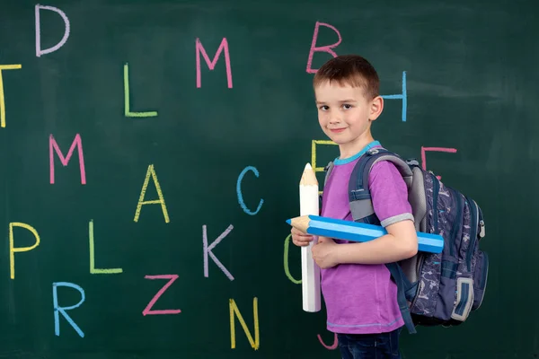 The boy goes to the first class at the school board — Stock Photo, Image